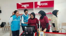 Ilustrasi pegawai PLN memastikan layanan pembayaran tagihan dan pembelian token listrik berjalan lancar di Koperasi Desa/Kelurahan Merah Putih (KDKMP).