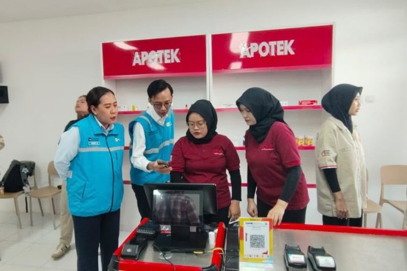 Ilustrasi pegawai PLN memastikan layanan pembayaran tagihan dan pembelian token listrik berjalan lancar di Koperasi Desa/Kelurahan Merah Putih (KDKMP).