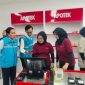 Ilustrasi pegawai PLN memastikan layanan pembayaran tagihan dan pembelian token listrik berjalan lancar di Koperasi Desa/Kelurahan Merah Putih (KDKMP).