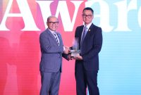 Managing Director Business 2 Danantara Asset Management, Setyanto Hantoro (kiri) saat memberikan penghargaan kepada PLN, yang diwakili Direktur Utama PLN, Darmawan Prasodjo (kanan) sebagai Sector Champion pada kategori Energy & Public Utilities pada ajang Danantara Indonesia CX100 Award 2026 yang diselenggarakan di Jakarta, Selasa (13/10). Selain capaian tersebut, PLN juga berhasil menempati posisi Runnur Up dalam daftar 100 Badan Usaha Milik Negara (BUMN) dengan layanan terbaik.