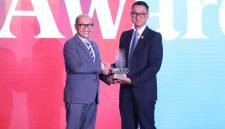 Managing Director Business 2 Danantara Asset Management, Setyanto Hantoro (kiri) saat memberikan penghargaan kepada PLN, yang diwakili Direktur Utama PLN, Darmawan Prasodjo (kanan) sebagai Sector Champion pada kategori Energy & Public Utilities pada ajang Danantara Indonesia CX100 Award 2026 yang diselenggarakan di Jakarta, Selasa (13/10). Selain capaian tersebut, PLN juga berhasil menempati posisi Runnur Up dalam daftar 100 Badan Usaha Milik Negara (BUMN) dengan layanan terbaik.