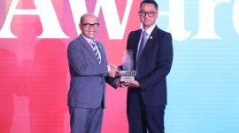Managing Director Business 2 Danantara Asset Management, Setyanto Hantoro (kiri) saat memberikan penghargaan kepada PLN, yang diwakili Direktur Utama PLN, Darmawan Prasodjo (kanan) sebagai Sector Champion pada kategori Energy & Public Utilities pada ajang Danantara Indonesia CX100 Award 2026 yang diselenggarakan di Jakarta, Selasa (13/10). Selain capaian tersebut, PLN juga berhasil menempati posisi Runnur Up dalam daftar 100 Badan Usaha Milik Negara (BUMN) dengan layanan terbaik.