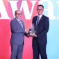 Managing Director Business 2 Danantara Asset Management, Setyanto Hantoro (kiri) saat memberikan penghargaan kepada PLN, yang diwakili Direktur Utama PLN, Darmawan Prasodjo (kanan) sebagai Sector Champion pada kategori Energy & Public Utilities pada ajang Danantara Indonesia CX100 Award 2026 yang diselenggarakan di Jakarta, Selasa (13/10). Selain capaian tersebut, PLN juga berhasil menempati posisi Runnur Up dalam daftar 100 Badan Usaha Milik Negara (BUMN) dengan layanan terbaik.