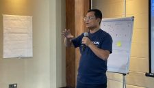 Direktur Utama PT PLN Energi Gas, Edwin Bangun, memberikan arahan kepada EGeneration dalam kegiatan Discover and Develop: From Innovation Competition to Innovation Culture & Value Creation System yang diselenggarakan pada 5–6 Oktober 2026 di Veranda Hotel, Jakarta.