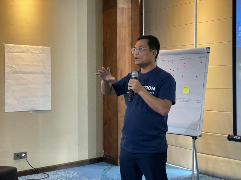 Direktur Utama PT PLN Energi Gas, Edwin Bangun, memberikan arahan kepada EGeneration dalam kegiatan Discover and Develop: From Innovation Competition to Innovation Culture & Value Creation System yang diselenggarakan pada 5–6 Oktober 2026 di Veranda Hotel, Jakarta.