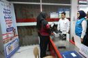 Wakil Menteri Desa dan Pembangunan Daerah Tertinggal, Ahmad Riza Patria (tengah) didampingi Direktur Distribusi PLN, Arsyadany G. Akmalaputri (kanan) berdiskusi dengan petugas Koperasi Desa/Kelurahan Merah Putih (KDKMP) Desa Lumbungkerep, Klaten (15/10) terkait layanan pembelian token listrik dan pembayaran tagihan PLN yang sudah dapat dilakukan di koperasi tersebut.