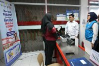 Wakil Menteri Desa dan Pembangunan Daerah Tertinggal, Ahmad Riza Patria (tengah) didampingi Direktur Distribusi PLN, Arsyadany G. Akmalaputri (kanan) berdiskusi dengan petugas Koperasi Desa/Kelurahan Merah Putih (KDKMP) Desa Lumbungkerep, Klaten (15/10) terkait layanan pembelian token listrik dan pembayaran tagihan PLN yang sudah dapat dilakukan di koperasi tersebut.