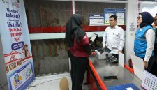Wakil Menteri Desa dan Pembangunan Daerah Tertinggal, Ahmad Riza Patria (tengah) didampingi Direktur Distribusi PLN, Arsyadany G. Akmalaputri (kanan) berdiskusi dengan petugas Koperasi Desa/Kelurahan Merah Putih (KDKMP) Desa Lumbungkerep, Klaten (15/10) terkait layanan pembelian token listrik dan pembayaran tagihan PLN yang sudah dapat dilakukan di koperasi tersebut.