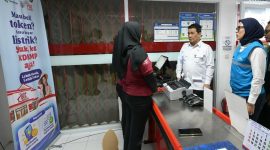 Wakil Menteri Desa dan Pembangunan Daerah Tertinggal, Ahmad Riza Patria (tengah) didampingi Direktur Distribusi PLN, Arsyadany G. Akmalaputri (kanan) berdiskusi dengan petugas Koperasi Desa/Kelurahan Merah Putih (KDKMP) Desa Lumbungkerep, Klaten (15/10) terkait layanan pembelian token listrik dan pembayaran tagihan PLN yang sudah dapat dilakukan di koperasi tersebut.