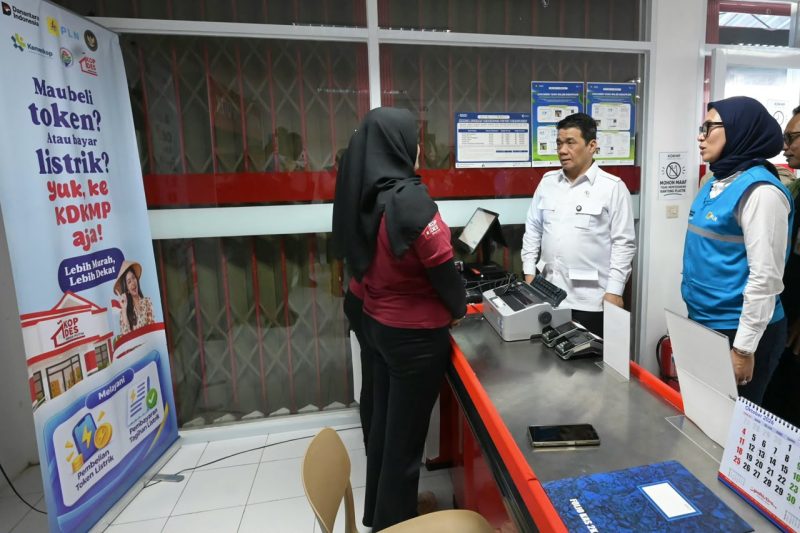 Wakil Menteri Desa dan Pembangunan Daerah Tertinggal, Ahmad Riza Patria (tengah) didampingi Direktur Distribusi PLN, Arsyadany G. Akmalaputri (kanan) berdiskusi dengan petugas Koperasi Desa/Kelurahan Merah Putih (KDKMP) Desa Lumbungkerep, Klaten (15/10) terkait layanan pembelian token listrik dan pembayaran tagihan PLN yang sudah dapat dilakukan di koperasi tersebut.