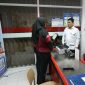 Wakil Menteri Desa dan Pembangunan Daerah Tertinggal, Ahmad Riza Patria (tengah) didampingi Direktur Distribusi PLN, Arsyadany G. Akmalaputri (kanan) berdiskusi dengan petugas Koperasi Desa/Kelurahan Merah Putih (KDKMP) Desa Lumbungkerep, Klaten (15/10) terkait layanan pembelian token listrik dan pembayaran tagihan PLN yang sudah dapat dilakukan di koperasi tersebut.