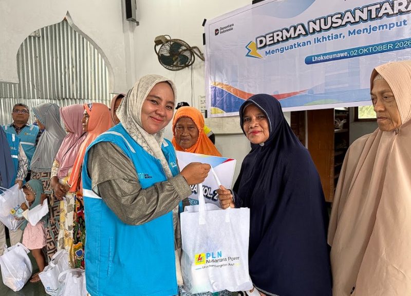 Foto penyerahan paket sembako di Lhokseumawe, Aceh.  Melalui gerakan kepedulian sosial ini, PLN NP menyalurkan paket sembako, perlengkapan sekolah, santunan, hingga bantuan infrastruktur bagi masyarakat yang membutuhkan, dengan menjangkau lebih dari 31.000 penerima manfaat.