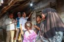 Menteri Energi dan Sumber Daya Mineral (ESDM) sekaligus Menteri Koordinator Bidang Hilirisasi dan Transisi Energi, Bahlil Lahadalia (ketiga dari kiri) didampingi Plt. Direktur Jenderal Ketenagalistrikan, Tri Winarno (kiri) dan Direktur Teknologi, Engineering, dan Keberlanjutan PLN, Edwin Nugraha Putra (kedua dari kiri) saat meresmikan sambungan listrik BPBL di salah satu rumah warna penerima manfaat di Dusun Prau Bosok, Desa Muara Baru, Kecamatan Cilamaya Wetan, Kabupaten Karawang, Jawa Barat pada Kamis (15/10).