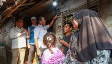 Menteri Energi dan Sumber Daya Mineral (ESDM) sekaligus Menteri Koordinator Bidang Hilirisasi dan Transisi Energi, Bahlil Lahadalia (ketiga dari kiri) didampingi Plt. Direktur Jenderal Ketenagalistrikan, Tri Winarno (kiri) dan Direktur Teknologi, Engineering, dan Keberlanjutan PLN, Edwin Nugraha Putra (kedua dari kiri) saat meresmikan sambungan listrik BPBL di salah satu rumah warna penerima manfaat di Dusun Prau Bosok, Desa Muara Baru, Kecamatan Cilamaya Wetan, Kabupaten Karawang, Jawa Barat pada Kamis (15/10).