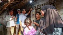 Menteri Energi dan Sumber Daya Mineral (ESDM) sekaligus Menteri Koordinator Bidang Hilirisasi dan Transisi Energi, Bahlil Lahadalia (ketiga dari kiri) didampingi Plt. Direktur Jenderal Ketenagalistrikan, Tri Winarno (kiri) dan Direktur Teknologi, Engineering, dan Keberlanjutan PLN, Edwin Nugraha Putra (kedua dari kiri) saat meresmikan sambungan listrik BPBL di salah satu rumah warna penerima manfaat di Dusun Prau Bosok, Desa Muara Baru, Kecamatan Cilamaya Wetan, Kabupaten Karawang, Jawa Barat pada Kamis (15/10).