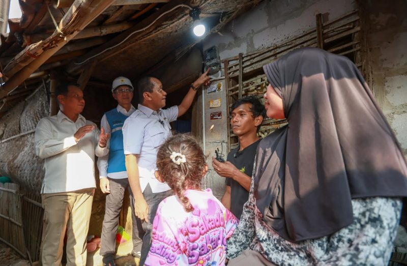 Menteri Energi dan Sumber Daya Mineral (ESDM) sekaligus Menteri Koordinator Bidang Hilirisasi dan Transisi Energi, Bahlil Lahadalia (ketiga dari kiri) didampingi Plt. Direktur Jenderal Ketenagalistrikan, Tri Winarno (kiri) dan Direktur Teknologi, Engineering, dan Keberlanjutan PLN, Edwin Nugraha Putra (kedua dari kiri) saat meresmikan sambungan listrik BPBL di salah satu rumah warna penerima manfaat di Dusun Prau Bosok, Desa Muara Baru, Kecamatan Cilamaya Wetan, Kabupaten Karawang, Jawa Barat pada Kamis (15/10).