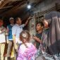 Menteri Energi dan Sumber Daya Mineral (ESDM) sekaligus Menteri Koordinator Bidang Hilirisasi dan Transisi Energi, Bahlil Lahadalia (ketiga dari kiri) didampingi Plt. Direktur Jenderal Ketenagalistrikan, Tri Winarno (kiri) dan Direktur Teknologi, Engineering, dan Keberlanjutan PLN, Edwin Nugraha Putra (kedua dari kiri) saat meresmikan sambungan listrik BPBL di salah satu rumah warna penerima manfaat di Dusun Prau Bosok, Desa Muara Baru, Kecamatan Cilamaya Wetan, Kabupaten Karawang, Jawa Barat pada Kamis (15/10).