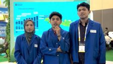 Kiri ke kanan: Perwakilan mahasiswa penerima Beasiswa KTI Gemilang dari IT PLN Wini Zahara Putri; Arnoldus Yannsen Bau Bisenti; Cesar Ardika Bhayangkara dalam acara Electricity Connect 2026.