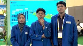 Kiri ke kanan: Perwakilan mahasiswa penerima Beasiswa KTI Gemilang dari IT PLN Wini Zahara Putri; Arnoldus Yannsen Bau Bisenti; Cesar Ardika Bhayangkara dalam acara Electricity Connect 2026.