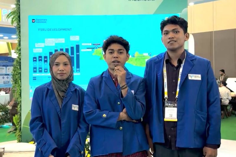 Kiri ke kanan: Perwakilan mahasiswa penerima Beasiswa KTI Gemilang dari IT PLN Wini Zahara Putri; Arnoldus Yannsen Bau Bisenti; Cesar Ardika Bhayangkara dalam acara Electricity Connect 2026.