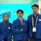 Kiri ke kanan: Perwakilan mahasiswa penerima Beasiswa KTI Gemilang dari IT PLN Wini Zahara Putri; Arnoldus Yannsen Bau Bisenti; Cesar Ardika Bhayangkara dalam acara Electricity Connect 2026.