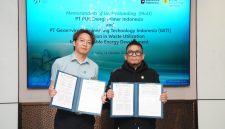 Kiri ke kanan: Technical Director of Geo-environ Engineering Technology Indonesia Li Chenyi dan Direktur Biomassa PLN EPI Hokkop Situngkir dalam Penandatanganan Nota Kesepahaman terkait pemanfaatan limbah untuk pengembangan energi berkelanjutan.