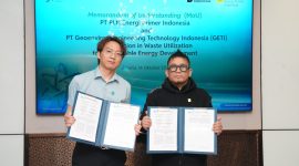 Kiri ke kanan: Technical Director of Geo-environ Engineering Technology Indonesia Li Chenyi dan Direktur Biomassa PLN EPI Hokkop Situngkir dalam Penandatanganan Nota Kesepahaman terkait pemanfaatan limbah untuk pengembangan energi berkelanjutan.