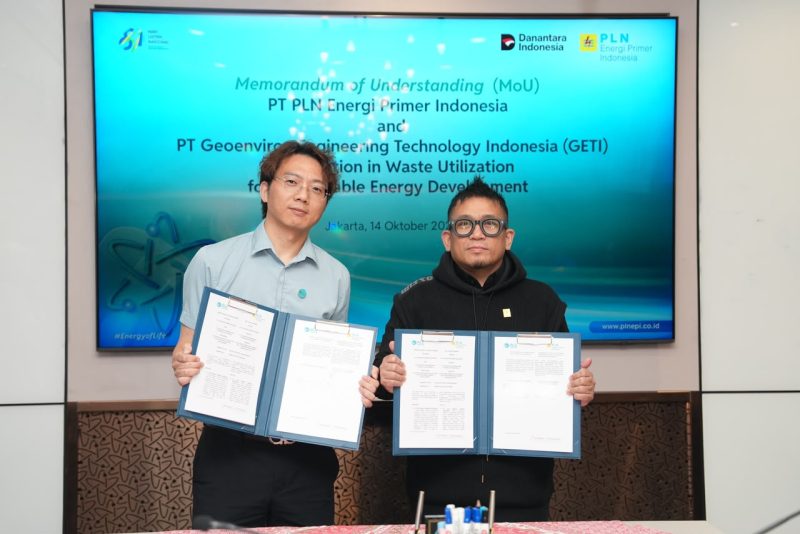 Kiri ke kanan: Technical Director of Geo-environ Engineering Technology Indonesia Li Chenyi dan Direktur Biomassa PLN EPI Hokkop Situngkir dalam Penandatanganan Nota Kesepahaman terkait pemanfaatan limbah untuk pengembangan energi berkelanjutan.