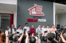 Wakil Menteri Dalam Negeri, Bima Arya Sugiarto (keempat dari kanan) bersama Direktur Retail dan Niaga PLN, M. Fahrur Rozy (ketiga dari kiri) mengunjungi empat KDKMP di wilayah Bandung pada Kamis (15/10). Salah satu lokasi yang dikunjungi adalah KDKMP Cangkuangwetan, Dayeuhkolot, Kabupaten Bandung.