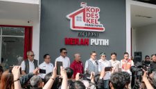 Wakil Menteri Dalam Negeri, Bima Arya Sugiarto (keempat dari kanan) bersama Direktur Retail dan Niaga PLN, M. Fahrur Rozy (ketiga dari kiri) mengunjungi empat KDKMP di wilayah Bandung pada Kamis (15/10). Salah satu lokasi yang dikunjungi adalah KDKMP Cangkuangwetan, Dayeuhkolot, Kabupaten Bandung.