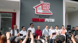 Wakil Menteri Dalam Negeri, Bima Arya Sugiarto (keempat dari kanan) bersama Direktur Retail dan Niaga PLN, M. Fahrur Rozy (ketiga dari kiri) mengunjungi empat KDKMP di wilayah Bandung pada Kamis (15/10). Salah satu lokasi yang dikunjungi adalah KDKMP Cangkuangwetan, Dayeuhkolot, Kabupaten Bandung.