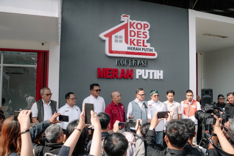 Wakil Menteri Dalam Negeri, Bima Arya Sugiarto (keempat dari kanan) bersama Direktur Retail dan Niaga PLN, M. Fahrur Rozy (ketiga dari kiri) mengunjungi empat KDKMP di wilayah Bandung pada Kamis (15/10). Salah satu lokasi yang dikunjungi adalah KDKMP Cangkuangwetan, Dayeuhkolot, Kabupaten Bandung.