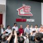 Wakil Menteri Dalam Negeri, Bima Arya Sugiarto (keempat dari kanan) bersama Direktur Retail dan Niaga PLN, M. Fahrur Rozy (ketiga dari kiri) mengunjungi empat KDKMP di wilayah Bandung pada Kamis (15/10). Salah satu lokasi yang dikunjungi adalah KDKMP Cangkuangwetan, Dayeuhkolot, Kabupaten Bandung.