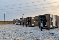 Petugas PLN saat melakukan pembangunan Pembangkit Listrik Tenaga Diesel (PLTD) berkapasitas total 50 megawatt (MW) di Sidera, Kabupaten Sigi, Sulawesi Tengah. Penambahan pembangkit ini menjadi langkah antisipatif PLN untuk menjaga keandalan pasokan listrik Sulawesi di tengah kemarau berkepanjangan yang menyebabkan penurunan debit air dan berdampak pada produksi sejumlah Pembangkit Listrik Tenaga Air (PLTA).