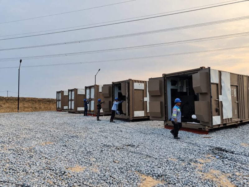 Petugas PLN saat melakukan pembangunan Pembangkit Listrik Tenaga Diesel (PLTD) berkapasitas total 50 megawatt (MW) di Sidera, Kabupaten Sigi, Sulawesi Tengah. Penambahan pembangkit ini menjadi langkah antisipatif PLN untuk menjaga keandalan pasokan listrik Sulawesi di tengah kemarau berkepanjangan yang menyebabkan penurunan debit air dan berdampak pada produksi sejumlah Pembangkit Listrik Tenaga Air (PLTA).