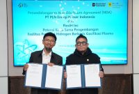 Penandatanganan Perjanjian Kerahasiaan (Non-Disclosure Agreement/NDA) antara PT PLN Energi Primer Indonesia (PLN EPI) dan FLEXIH Inc.dilakukan oleh CEO and Founder FLEXIH Inc. Dr. Natarianto Indrawan (Kiri) dan Direktur Biomassa PLN EPI Hokkop Situngkir (Kanan) di Gedung Centennial Tower, Jakarta.