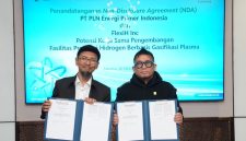Penandatanganan Perjanjian Kerahasiaan (Non-Disclosure Agreement/NDA) antara PT PLN Energi Primer Indonesia (PLN EPI) dan FLEXIH Inc.dilakukan oleh CEO and Founder FLEXIH Inc. Dr. Natarianto Indrawan (Kiri) dan Direktur Biomassa PLN EPI Hokkop Situngkir (Kanan) di Gedung Centennial Tower, Jakarta.