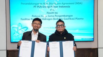 Penandatanganan Perjanjian Kerahasiaan (Non-Disclosure Agreement/NDA) antara PT PLN Energi Primer Indonesia (PLN EPI) dan FLEXIH Inc.dilakukan oleh CEO and Founder FLEXIH Inc. Dr. Natarianto Indrawan (Kiri) dan Direktur Biomassa PLN EPI Hokkop Situngkir (Kanan) di Gedung Centennial Tower, Jakarta.