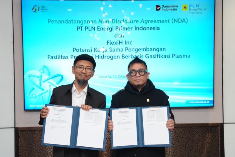 Penandatanganan Perjanjian Kerahasiaan (Non-Disclosure Agreement/NDA) antara PT PLN Energi Primer Indonesia (PLN EPI) dan FLEXIH Inc.dilakukan oleh CEO and Founder FLEXIH Inc. Dr. Natarianto Indrawan (Kiri) dan Direktur Biomassa PLN EPI Hokkop Situngkir (Kanan) di Gedung Centennial Tower, Jakarta.