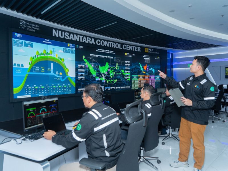 Operator  melakukan pemantauan kinerja PLTA yang tersebar di berbagai wilayah pada layar monitor Nusantara Control Center (NuCC), sebuah pusat komando jarak jauh yang mengintegrasikan Kecerdasan buatan, internet of things (IoT), machine Learning, serta Teknologi Modifikasi Cuaca (TMC). NuCC dirancang untuk memantau, mengoperasikan, dan mengoptimalkan aset PLTA di berbagai provinsi dan pulau di seluruh Indonesia secara jarak jauh.