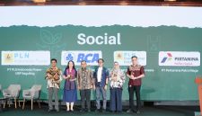 Para pemenang ESG Now Awards 2026 untuk Kategori Sosial, termasuk PLN EPI yang meraih penghargaan Inclusive & Equitable Development melalui program Desa Berdaya Energi Gunungkidul atas keberhasilannya mengintegrasikan pengembangan energi biomassa, pemberdayaan ekonomi masyarakat, dan pelestarian lingkungan.