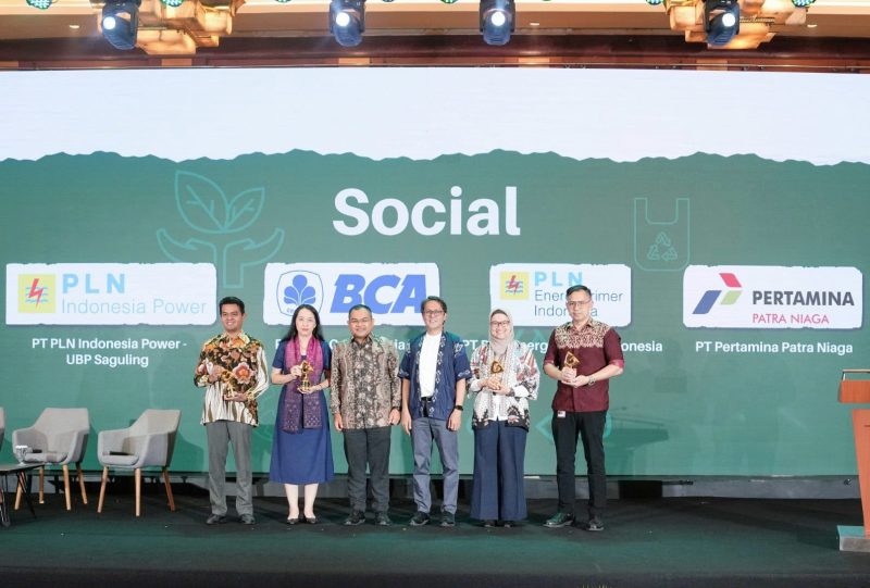 Para pemenang ESG Now Awards 2026 untuk Kategori Sosial, termasuk PLN EPI yang meraih penghargaan Inclusive & Equitable Development melalui program Desa Berdaya Energi Gunungkidul atas keberhasilannya mengintegrasikan pengembangan energi biomassa, pemberdayaan ekonomi masyarakat, dan pelestarian lingkungan.