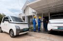 Petugas PLN melakukan pengecekan dan pendampingan pelanggan dalam penggunaan fasilitas home charging kendaraan listrik. Melalui layanan Eco Grid Living, ekosistem hunian pelanggan menjadi full-electric, termasuk electric vehichle (EV) ready yang memudahkan pelanggan dalam melakukan pengisian kendaraan listrik di rumah.