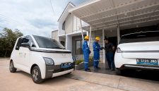 Petugas PLN melakukan pengecekan dan pendampingan pelanggan dalam penggunaan fasilitas home charging kendaraan listrik. Melalui layanan Eco Grid Living, ekosistem hunian pelanggan menjadi full-electric, termasuk electric vehichle (EV) ready yang memudahkan pelanggan dalam melakukan pengisian kendaraan listrik di rumah.