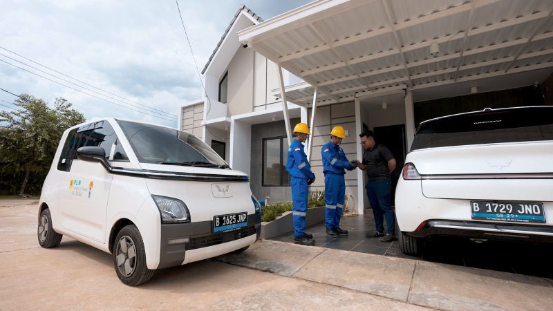 Petugas PLN melakukan pengecekan dan pendampingan pelanggan dalam penggunaan fasilitas home charging kendaraan listrik. Melalui layanan Eco Grid Living, ekosistem hunian pelanggan menjadi full-electric, termasuk electric vehichle (EV) ready yang memudahkan pelanggan dalam melakukan pengisian kendaraan listrik di rumah.