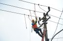 Petugas pelayanan teknik PLN saat melakukan pemeliharaan jaringan kelistrikan, bagian dari layanan operasi dan pemeliharaan (Operation & Maintenance/O&M) yang selama ini dijalankan PLN Electricity Services di wilayah Indonesia bagian barat, yakni Sumatra, Jawa, dan Bali serta PLN Nusa Daya di wilayah Indonesia Timur, mulai dari Kalimantan hingga Papua.