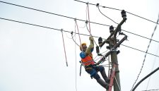 Petugas pelayanan teknik PLN saat melakukan pemeliharaan jaringan kelistrikan, bagian dari layanan operasi dan pemeliharaan (Operation & Maintenance/O&M) yang selama ini dijalankan PLN Electricity Services di wilayah Indonesia bagian barat, yakni Sumatra, Jawa, dan Bali serta PLN Nusa Daya di wilayah Indonesia Timur, mulai dari Kalimantan hingga Papua.