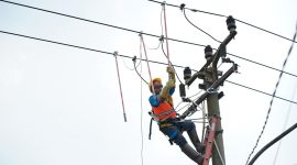 Petugas pelayanan teknik PLN saat melakukan pemeliharaan jaringan kelistrikan, bagian dari layanan operasi dan pemeliharaan (Operation & Maintenance/O&M) yang selama ini dijalankan PLN Electricity Services di wilayah Indonesia bagian barat, yakni Sumatra, Jawa, dan Bali serta PLN Nusa Daya di wilayah Indonesia Timur, mulai dari Kalimantan hingga Papua.