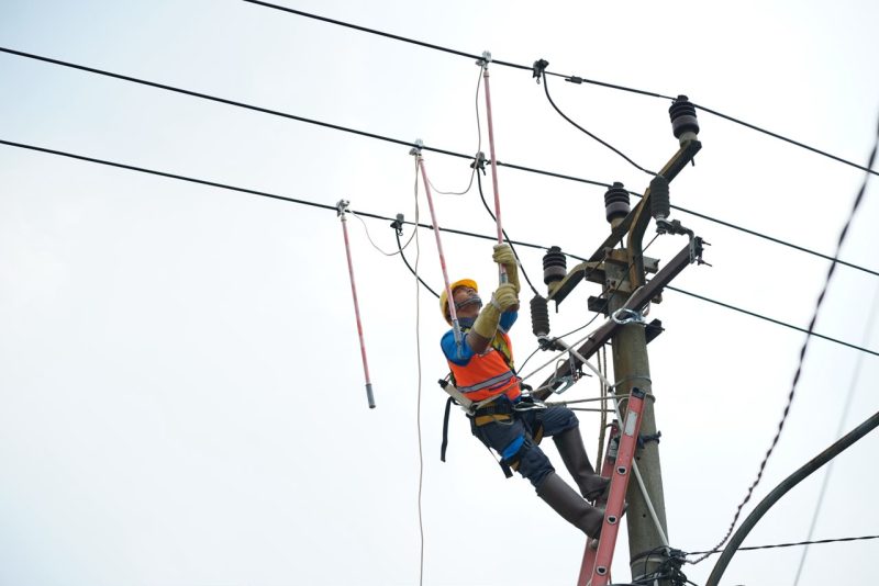 Petugas pelayanan teknik PLN saat melakukan pemeliharaan jaringan kelistrikan, bagian dari layanan operasi dan pemeliharaan (Operation & Maintenance/O&M) yang selama ini dijalankan PLN Electricity Services di wilayah Indonesia bagian barat, yakni Sumatra, Jawa, dan Bali serta PLN Nusa Daya di wilayah Indonesia Timur, mulai dari Kalimantan hingga Papua.