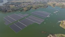 Foto landscape PLTS Terapung Karangkates di Waduk Sutami, Kabupaten Malang. Pembangunan infrastruktur proyek energi ramah lingkungan tersebut telah mencapai 70 persen dari keseluruhan.